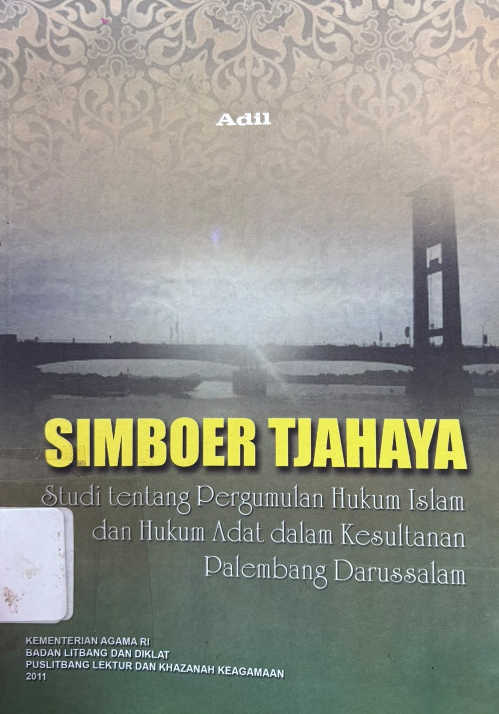 Simboer tjahaya : Studi tentang pergumulan hukum Islam dan hukum adat dalam kesultanan Palembang Darussalam